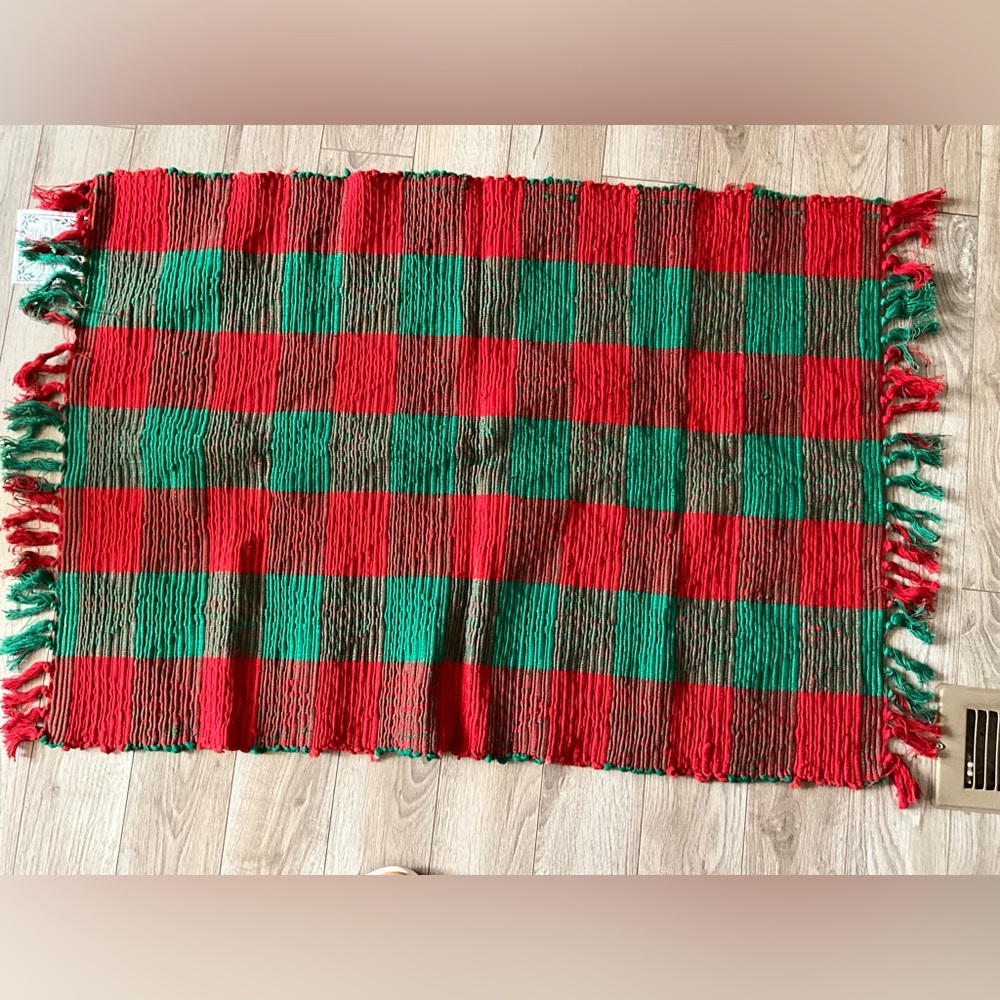 Homespun Hand Made Christmas Rug 27in X 45in Including Fringe Red Green